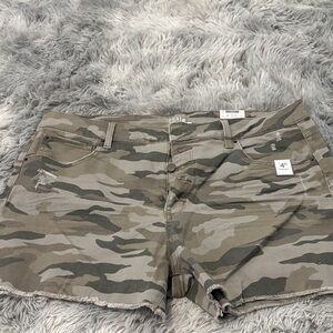 Time and Tru Women's Green Camouflage Cargo Shorts